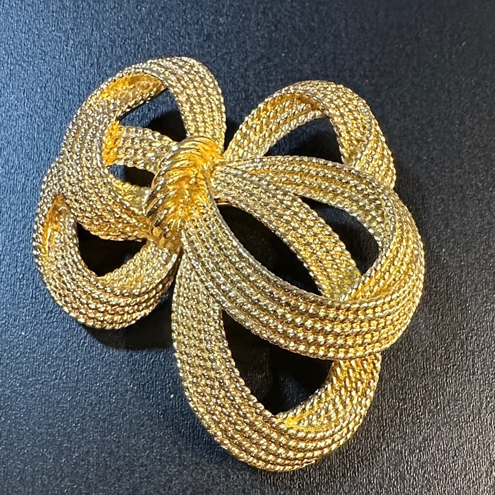 Trifari Vtge Elegant Gold Knot Brooch #18